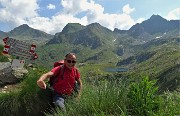 28 Alla bocchetta incrocio sent. 201- 112 vista verso i Laghi di Porcile con  Cima Cadelle a dx e Cima Vallocci a sx